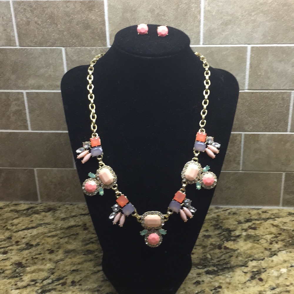 Necklace of pink stones and earrings set